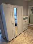 Komplet białych mebli Ikea model Brimnes