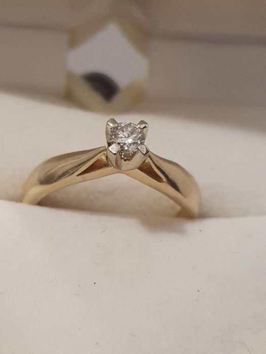 Золотое кольцо с бриллиантом