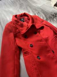 Czerwony płaszczyk H&M