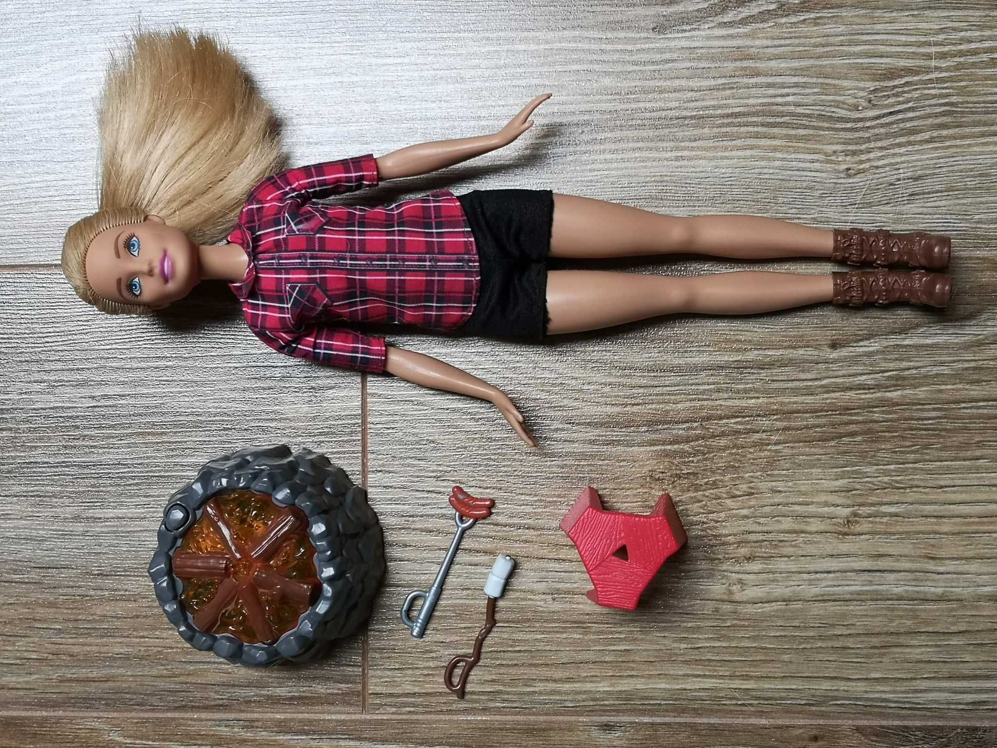 Lalka Barbie na biwaku kamper