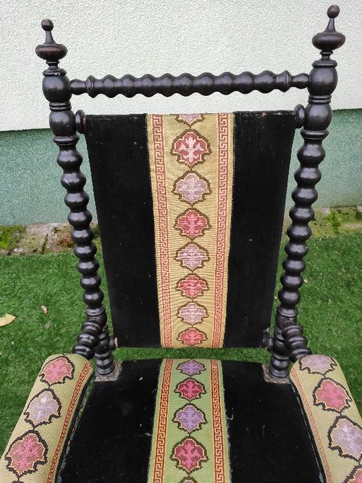 stary fotel tron w stylu Napoleona III