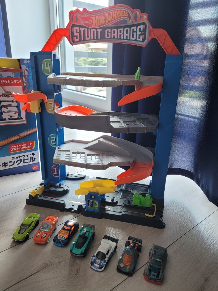 Hot wheels przenośny garaż + autka