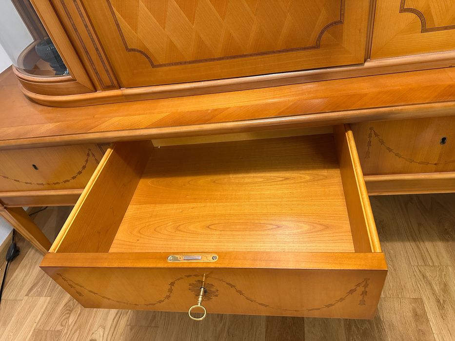 Do sprzedaży piękny kredens/witryna