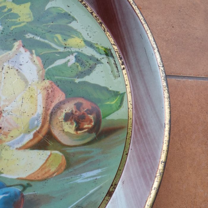 Okrągła taca z PRL Owoce metalowa loft okaz