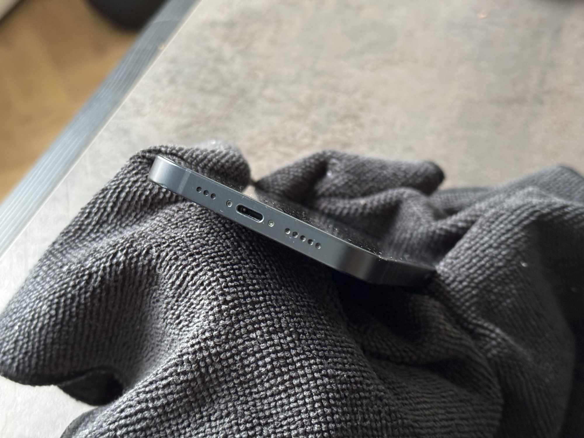 Apple iPhone 13 Midnight (заблокований iCloud, на деталі)