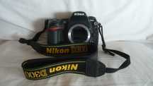 Nikon D300, corpo com alça, bateria e carregador.