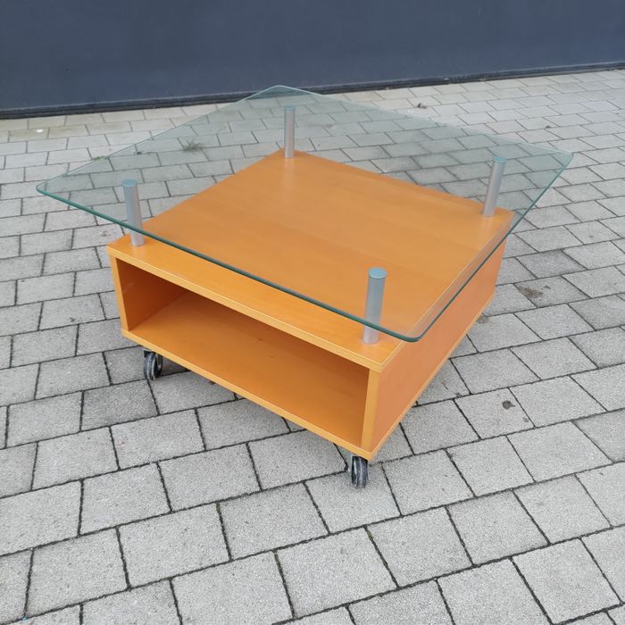 Oddam  stolik kawowy na kółkach