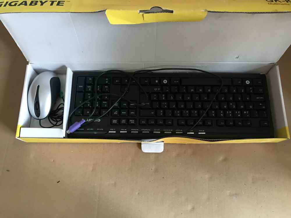 Teclado e rato. NOVOS na caixa