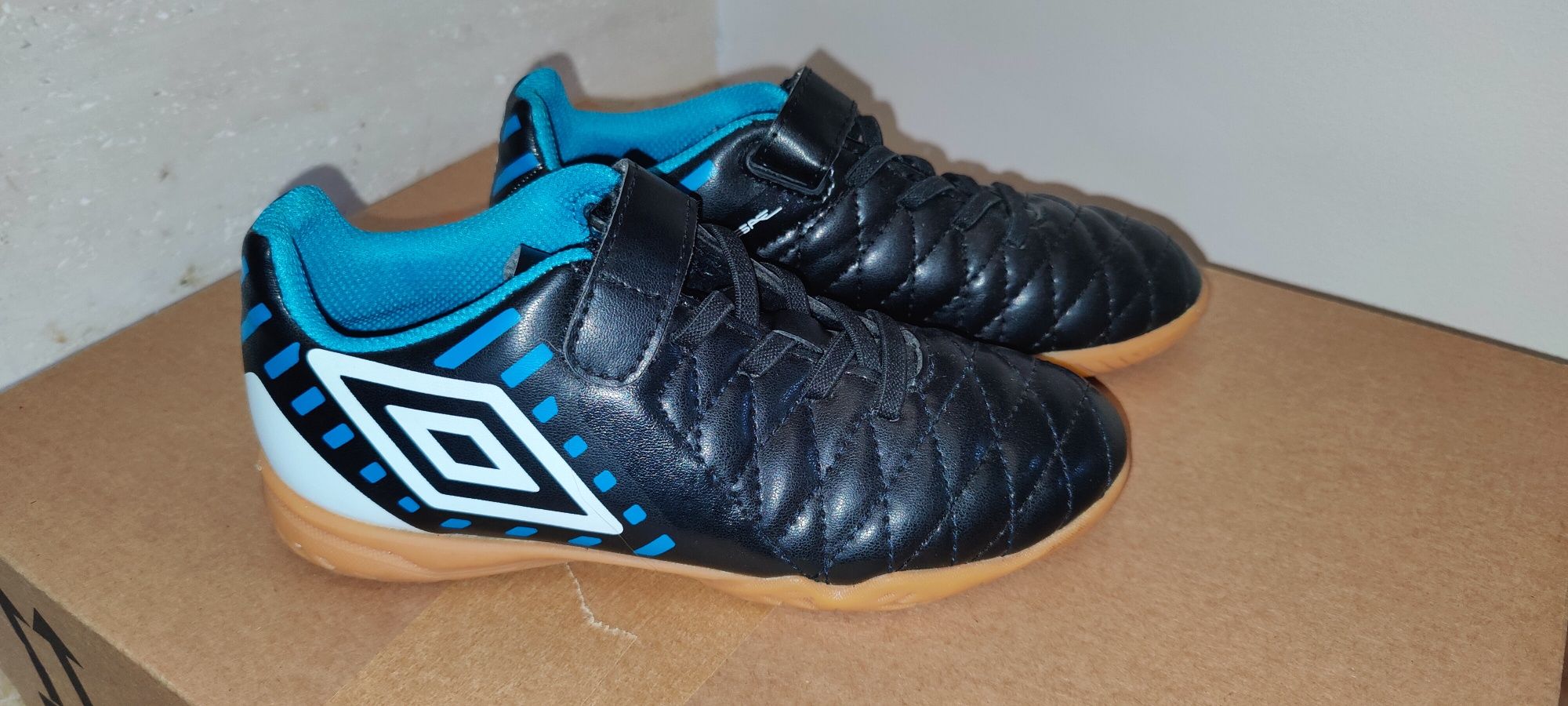 Halówki Umbro Medusae II Club LEAGUE IC, rozmiar 33.5