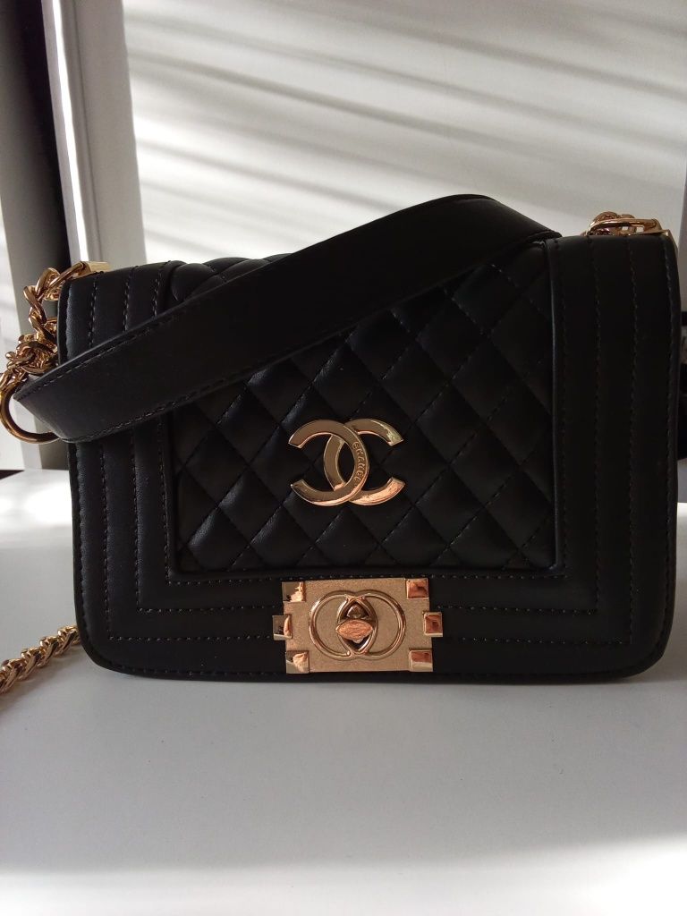 Perfect vintage  retro leather cross body bag Chanel great condition