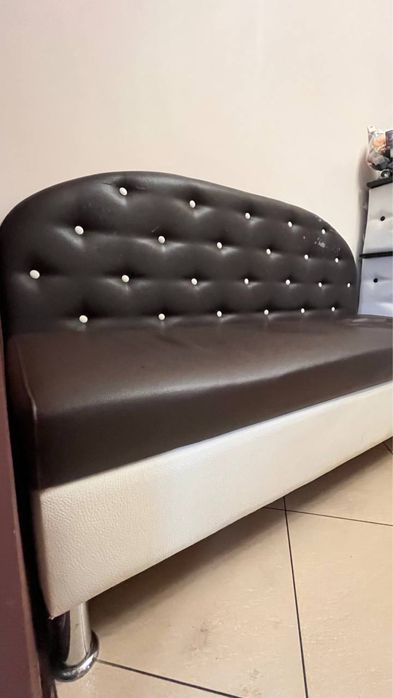 Диван вживаний з прихованою нішею