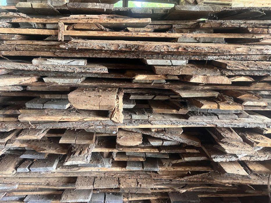Tarcica dąb 15 lat składowana pod wiatą