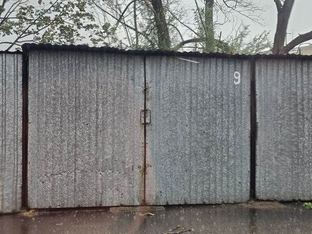 Garaż blaszany do wynajęcia na parkingu
