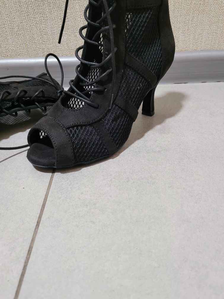 Туфлі професійні для танців (high heels, латина) є розміри