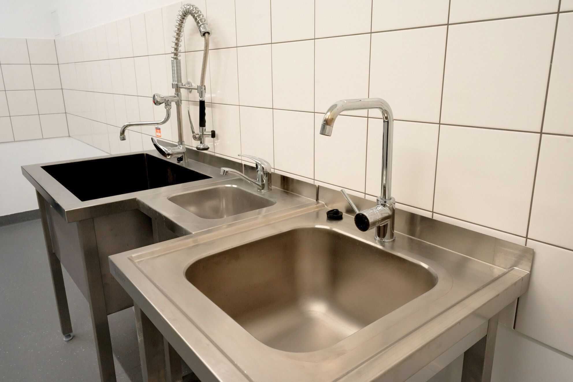 Kuchnia produkcyjna na wynajem: dostawa, catering, dark kitchen