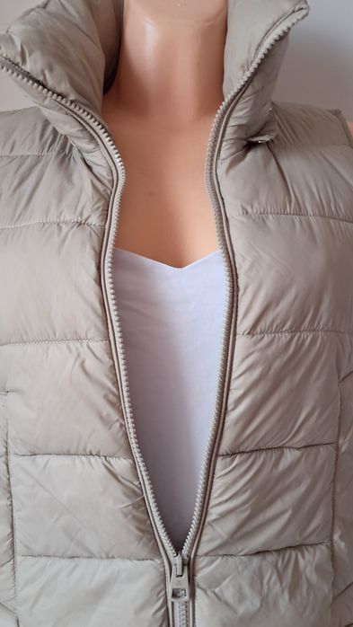 Puchowa kamizelka..kaptur dopinany zpo bokach rozpinana...bardzo lekka