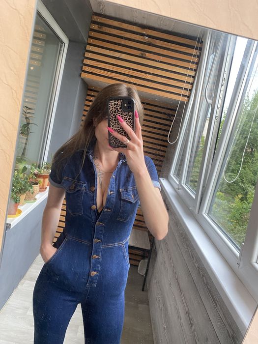 Продам жіночий джинсовий комбінезон.