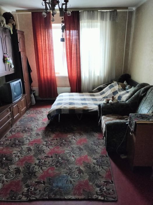 Здається 2 кімнати в 3 кімнатній Квартирі.