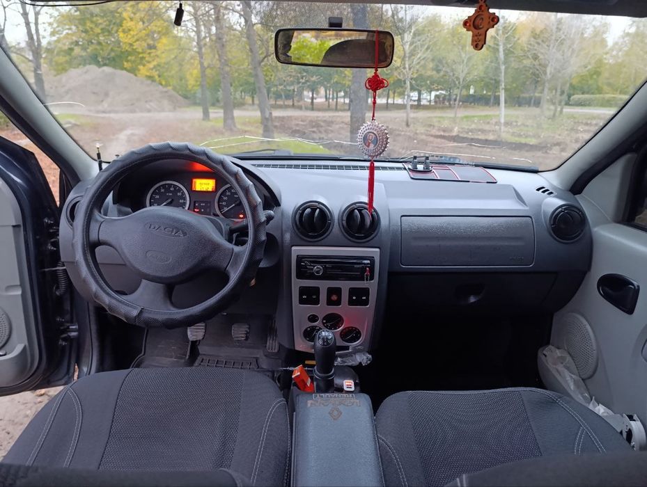 Автомобиль Dacia Logan