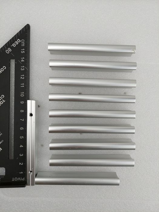 Srebrny metalowy uchwyt gałka meblowa