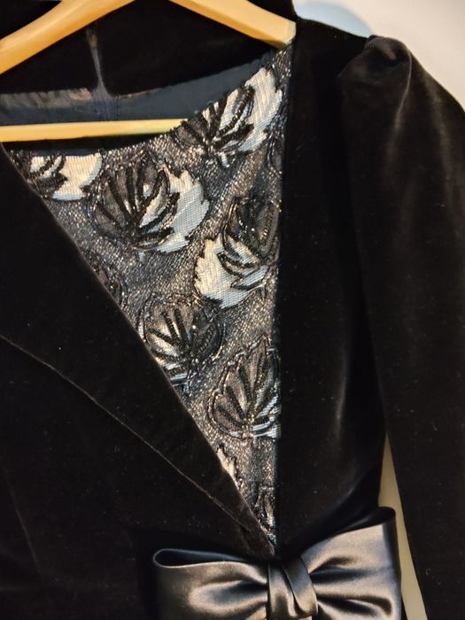 Vestido de Veludo Preto com Renda e Laço