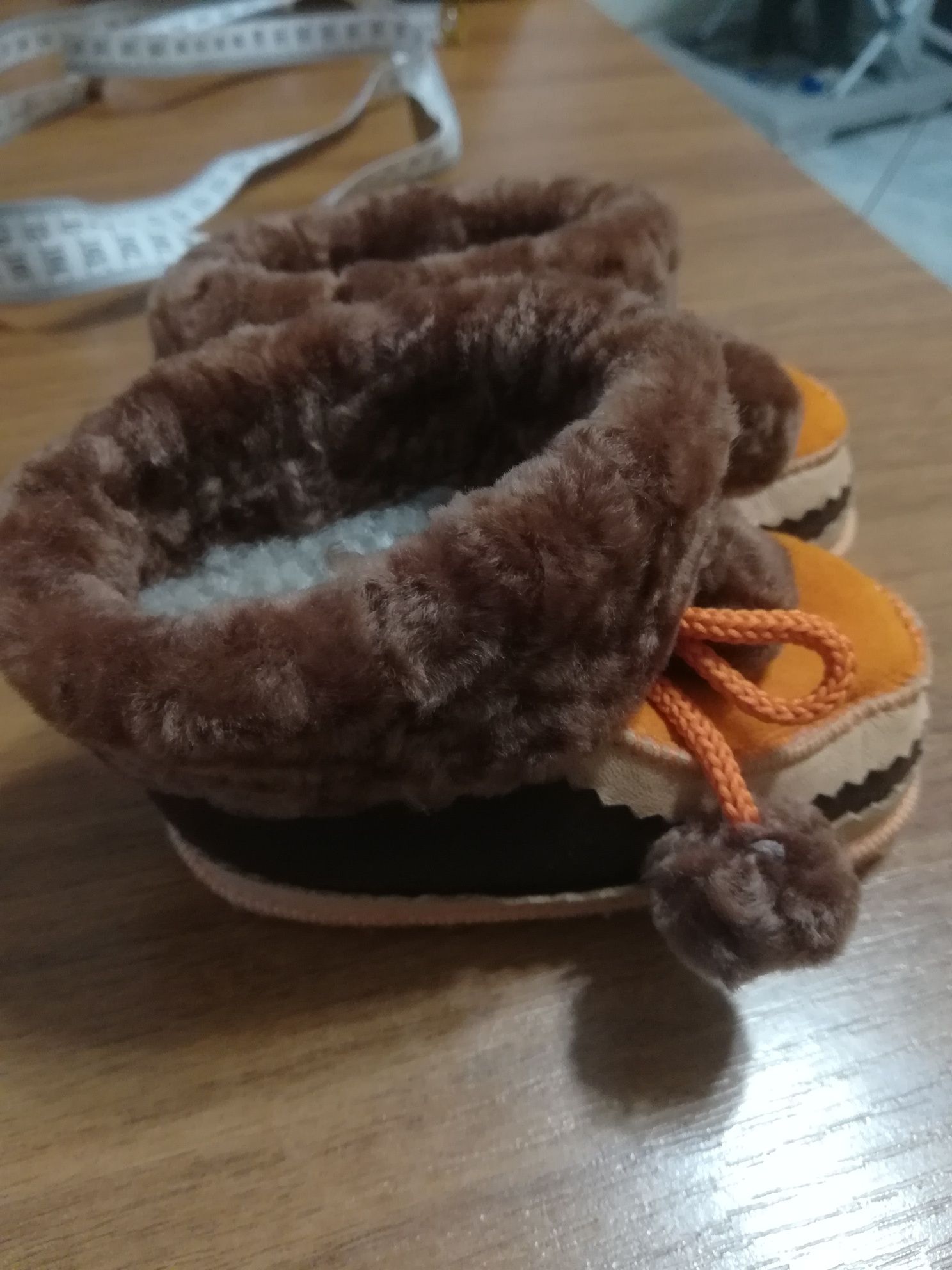 Kapcie góralskie niemowlęce.