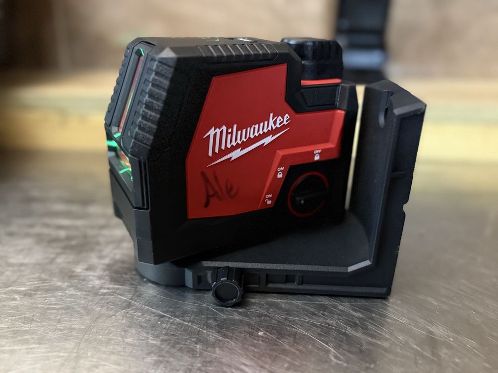 Лазерний нівелір лінійний  Milwaukee L4 CLL 2024 року