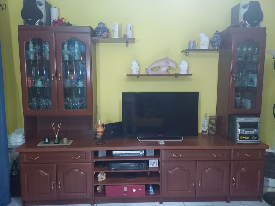 Movel Aparador de Tv com duas colunas Cristaleiras