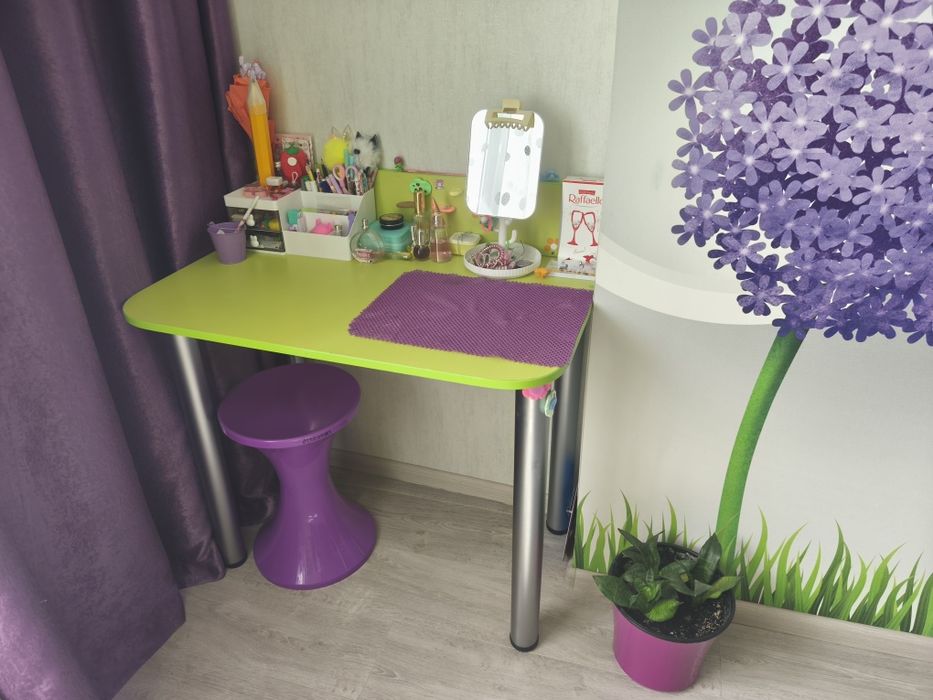 Меблі в дитячу кімнату (ліжка, шафа)