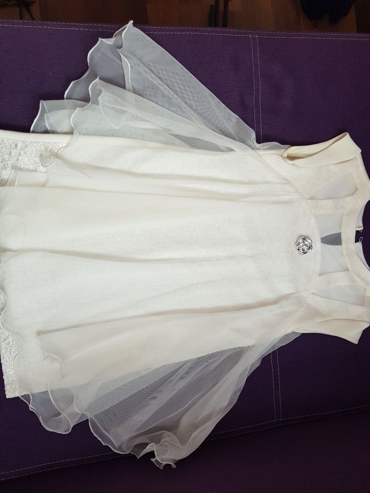 Niesamowita sukienka biała dla  nastolatki z broszką.