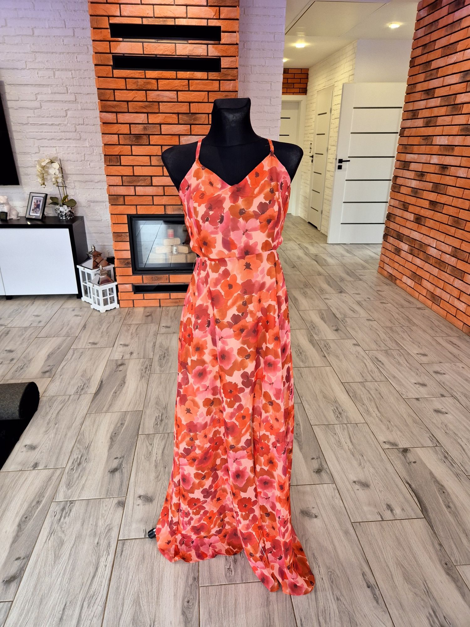 Letnia sukienka maxi z wycięciami w talii