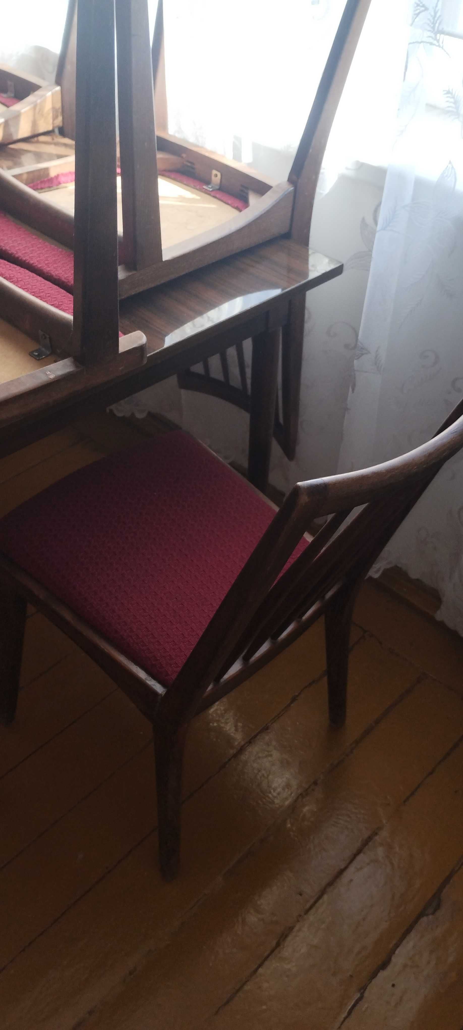 Krzesła i stół rozkładany