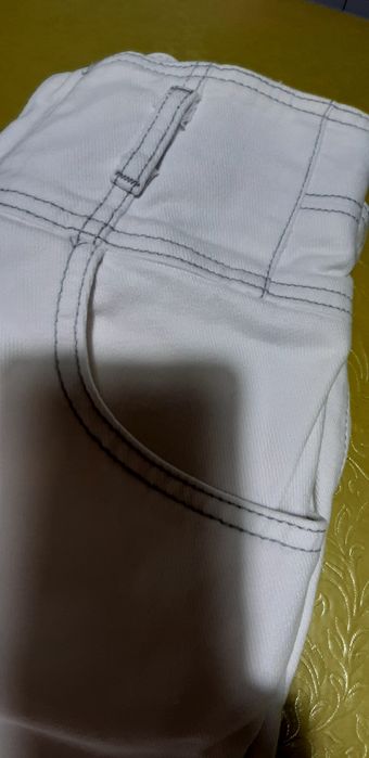 Calças brancas de ganga