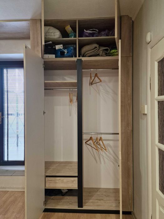 Шафа двохдверна з антресолями в сучасному стилі.