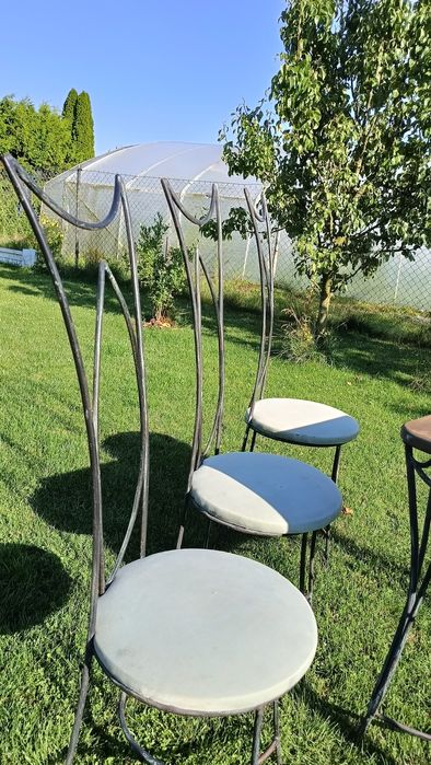 Zestaw vintage stolik i 3 krzesła.