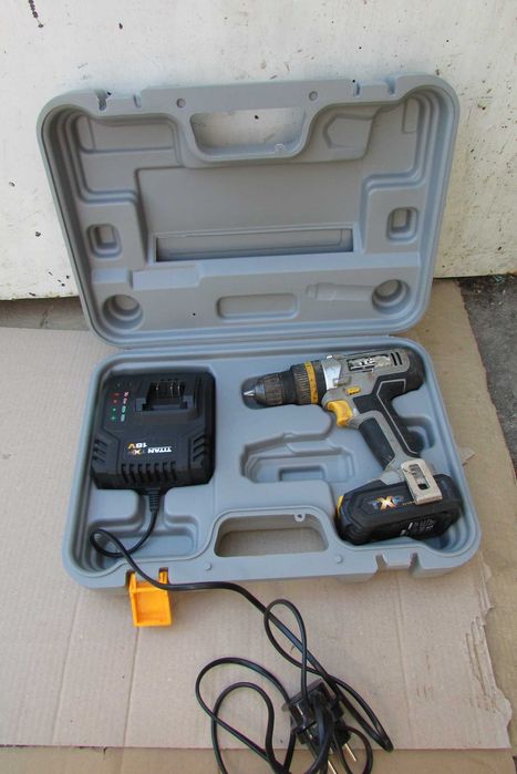 Аккумуляторний шуруповерт TITAN TTI884COM 18v (з Англії)