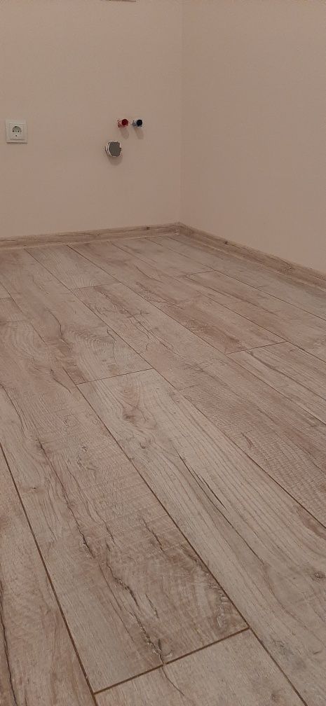 Ламинат 60гр. Обои 100, плинтус