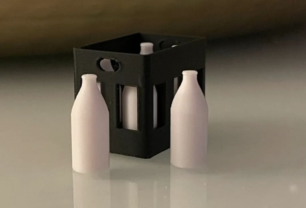 Acessório Casa de Bonecas: Caixa Leite c/ Garrafas