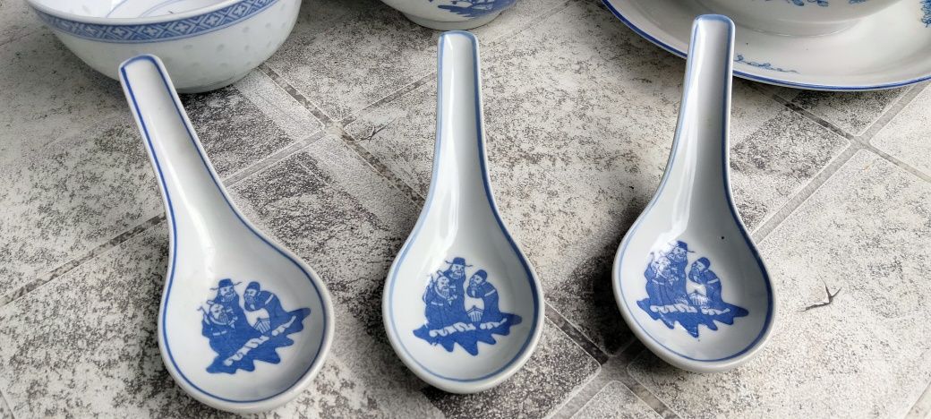 Naczynia porcelanowe sosjerka miseczki łyżeczki Chodzież KPM Wałbrzych