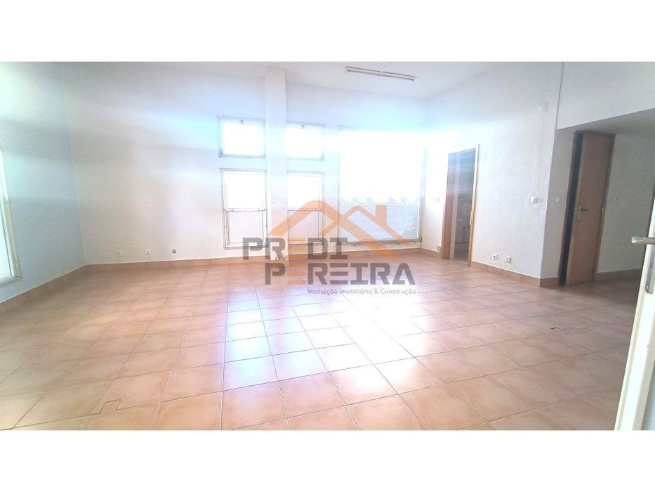 Loja com garagem, situada m Santo António dos Cavaleiros.