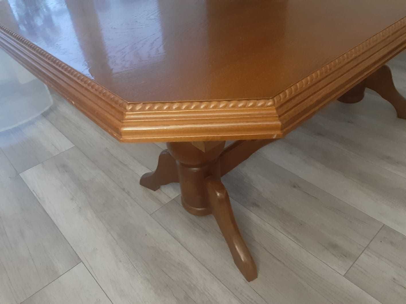 Stół drewniany do salonu pokoju