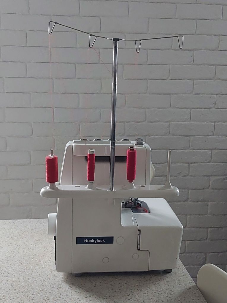 Overlock Husqvarna Huskylock 901 czyeronitkowy