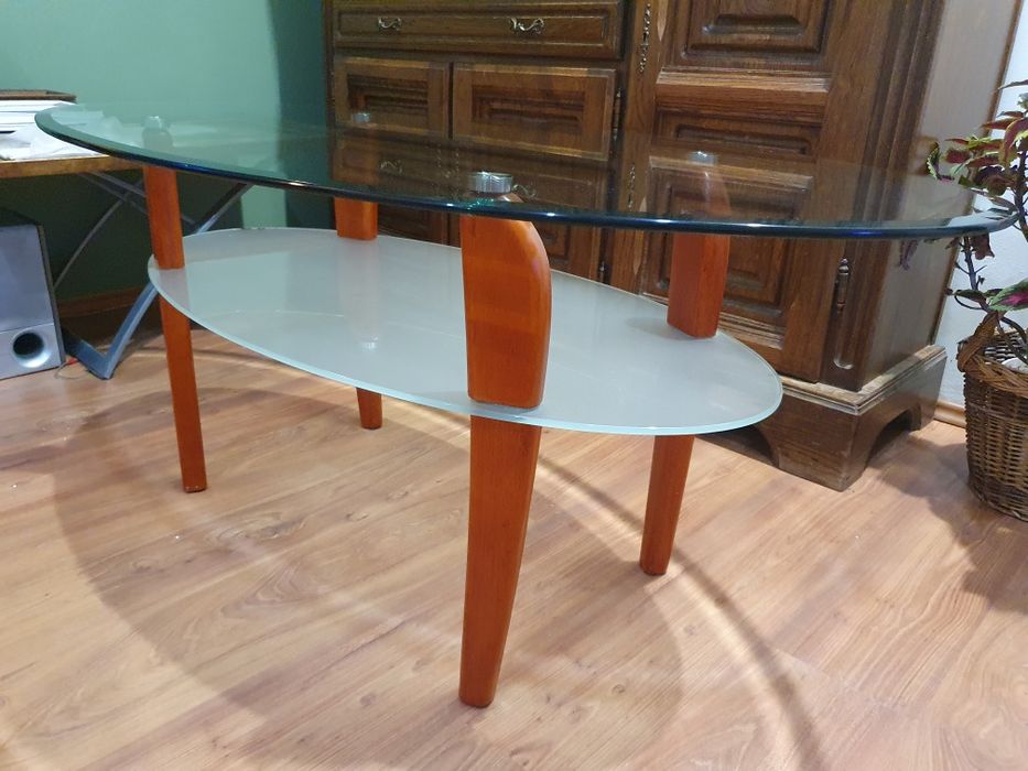 Szklana ława z półką