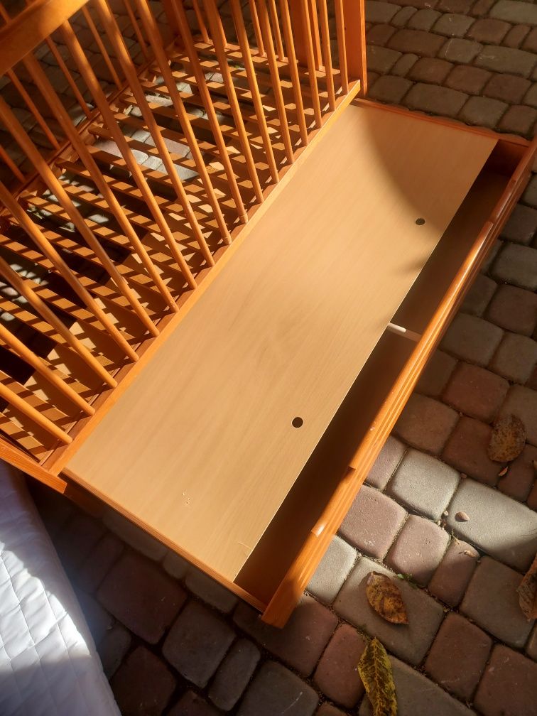 Дитяче дерев'яне ліжечко з матрацом 125см × 65см. Привезене з Польщі