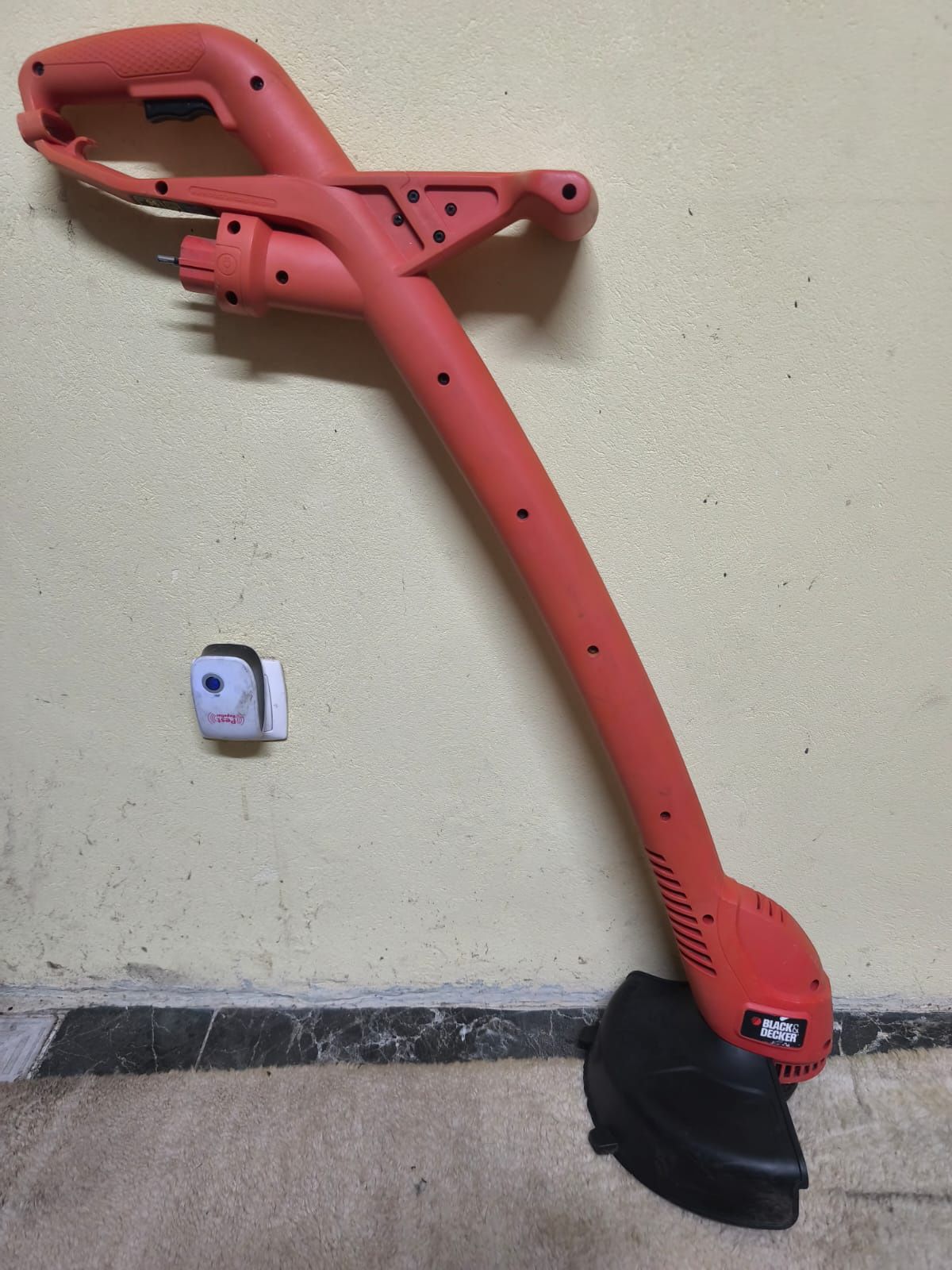 Aparador elétrico  de  relva com fio como novo da Black & Decker/Model