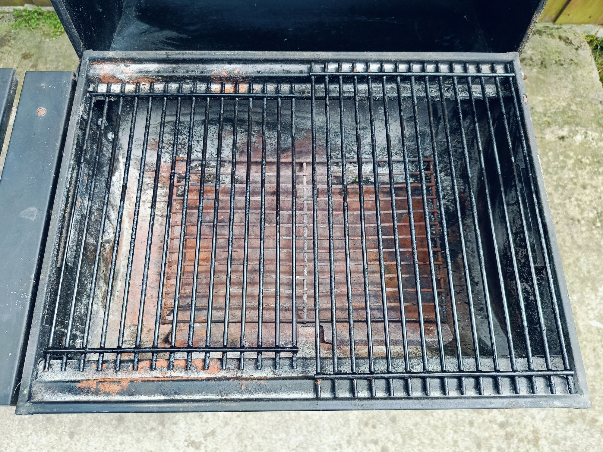 Grill węglowo drzewny firmy Lund.