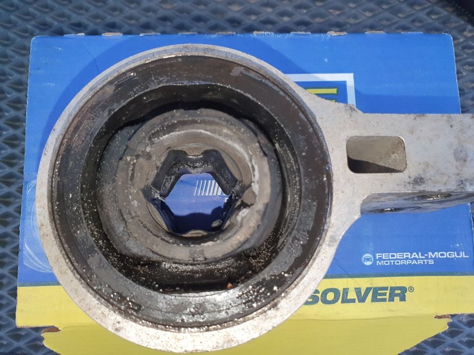 Оригинальные сайлентблоки переднего рычага (задние) explorer 2011-2018