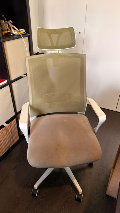 Cadeira de escritório com rodas e apoio de braços em polipropileno