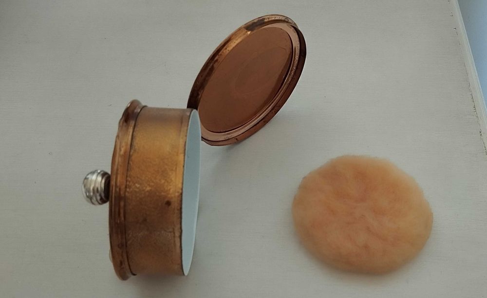 Caixa antiga para pó de arroz com borla