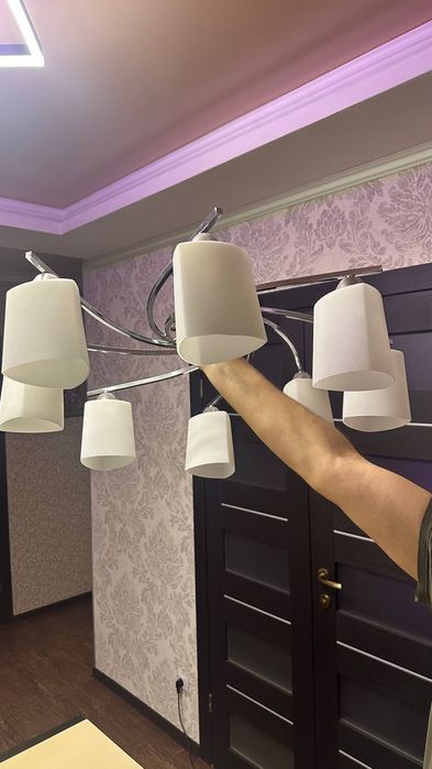 Люстра на стелю у вітальню